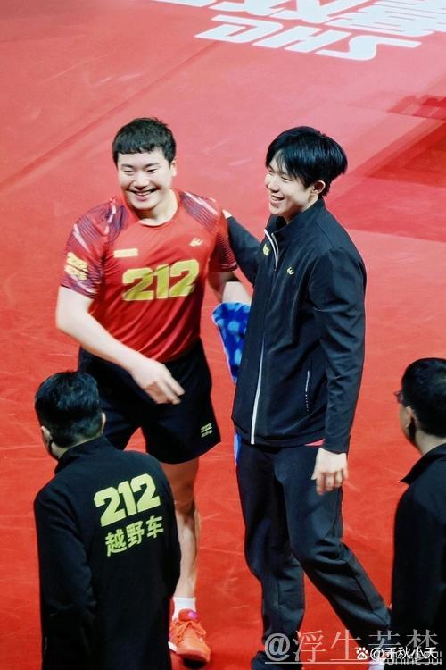 两位老将亮相B组举重赛场